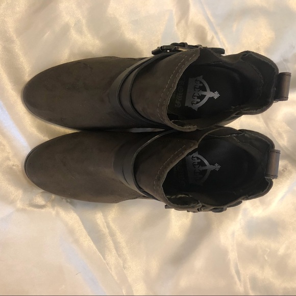 NWOT! Crown Vintage taupe booties, 7.5 - Picture 4 of 8